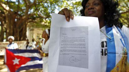 A líder das Damas de Branco, Berta Soler, mostra a carta de Obama.