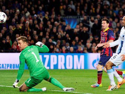 Hart y Lescott vêem como Messi consegue o primeiro gol do partido.