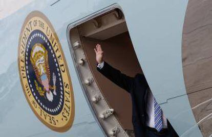 Trump na sexta-feira viajando à Flórida no avião presidencial.