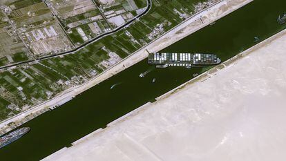 O navio 'Ever Given', nesta quinta-feira, encalhado no canal de Suez.