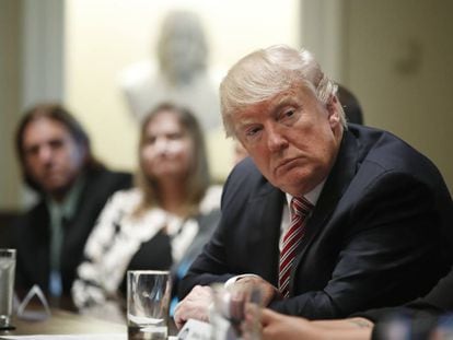 Donald Trump com “vítimas de crimes da migração” quarta-feira na Casa Branca.