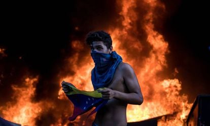 Manifestante nos protestos de 12 de junho em Caracas.