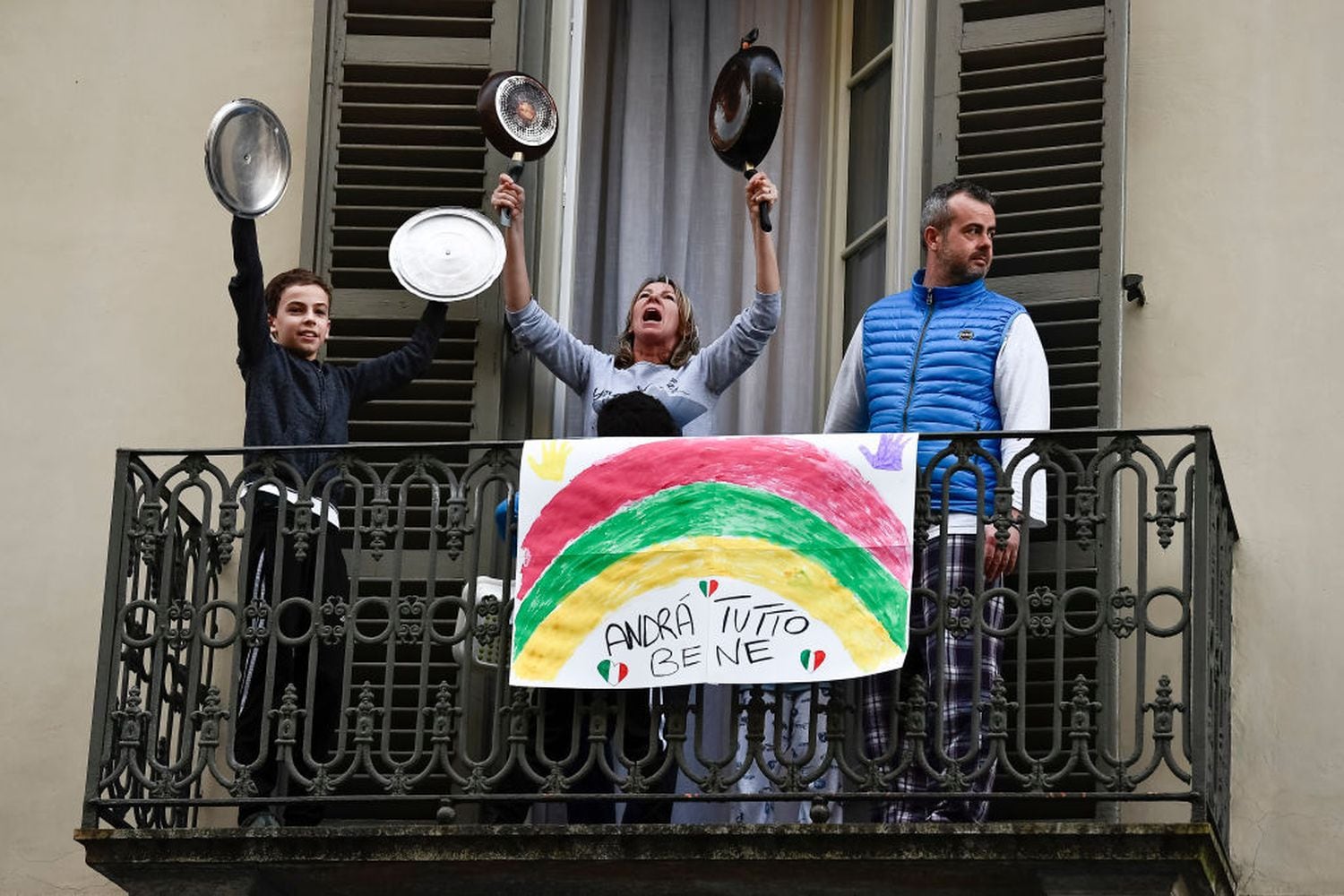 "Tudo ficará bem", diz um cartaz na varanda de um prédio de Torino ( Nicolò Campo/LightRocket via Getty Images).