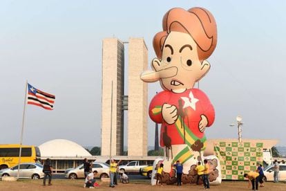 Boneco infl&aacute;vel da presidenta Dilma Rousseff em frente ao Congresso. 