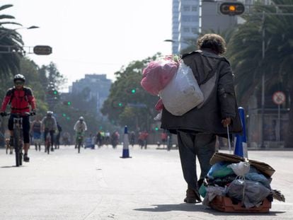 Sem-teto carrega seus pertences na Cidade do México.