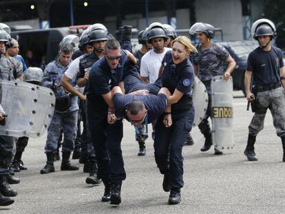 Agentes franceses durante treinamento com a pol&iacute;cia no Rio.