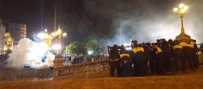 Confrontos entre manifestantes e policial em Tucumán (Argentina).