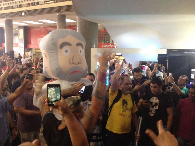 Manifestantes anti-PT em Congonhas.