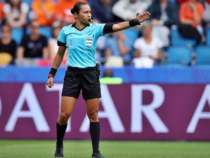 A árbitra Edina Alves apitou a última Copa do Mundo feminina, na França.