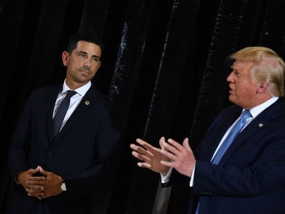 O secretario interino de Segurrança Nacional Chad Wolf e o presidente Donald Trump, em Yuma, Arizona.