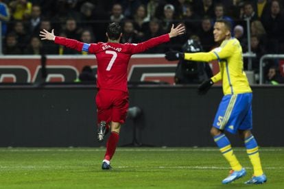 Cristiano Ronaldo celebra um de seus gols contra a Suécia.