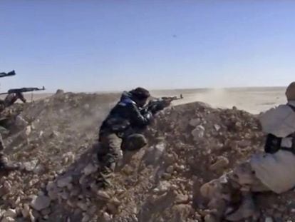 Milicianos das Forças Democráticas Sírias combatem o Estado Islâmico nos arredores de Raqqa.