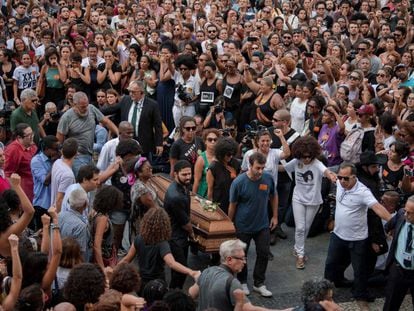 Multidão acompanha chegada dos corpos de Marielle Franco e Anderson Gomes na Câmara do Rio. Caixão da vereadora foi carregado também por Marcelo Freixo (primeiro à dir.) de quem ela foi assessora. 