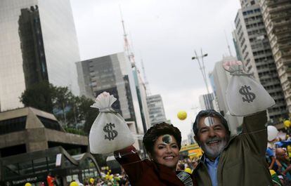 Cartaz com imagens de Dilma e Lula durante o protesto do dia 13 de mar&ccedil;o. 