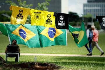 Venda de camisetas com a imagem de Bolsonaro.