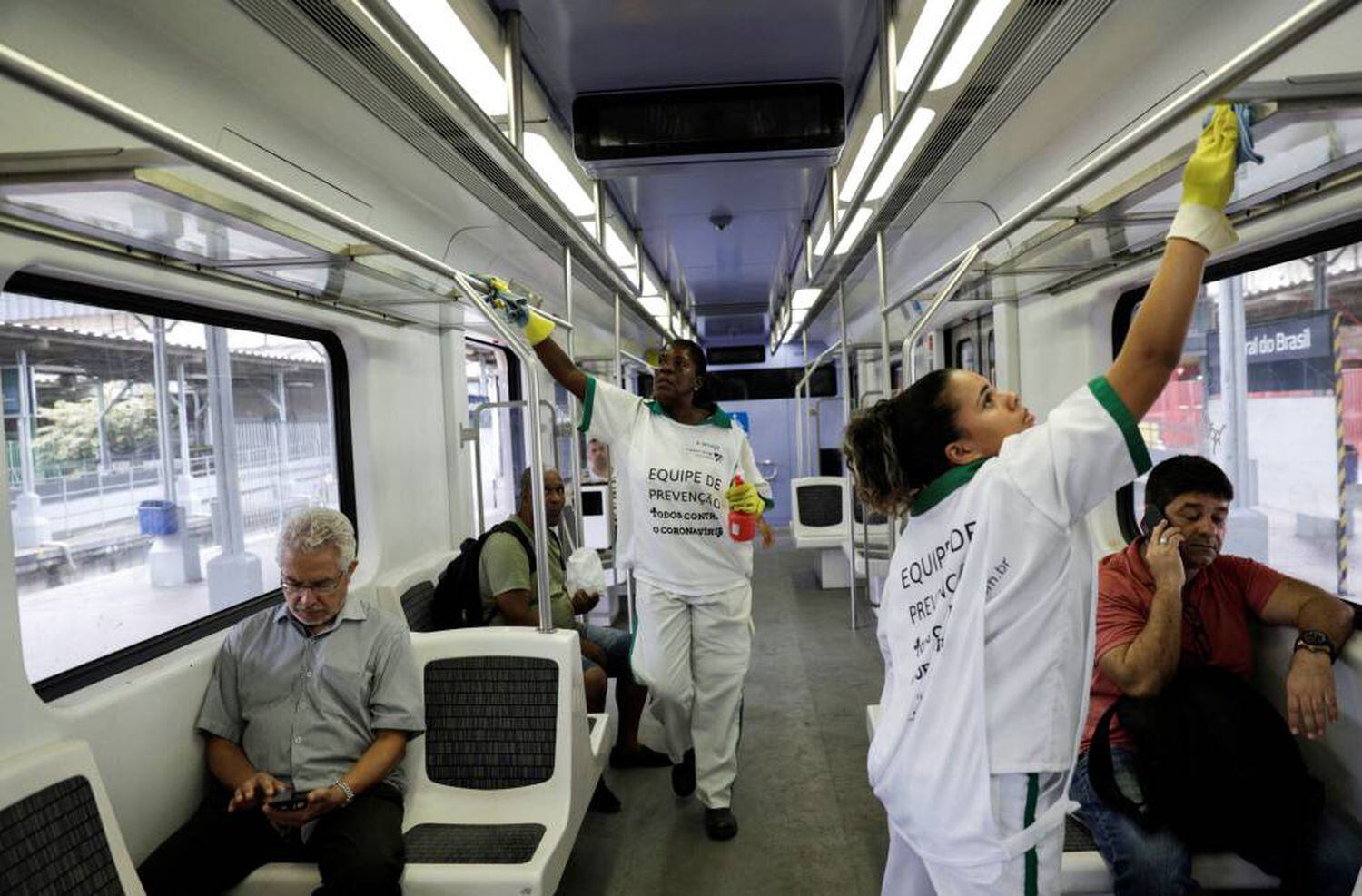 Duas mulheres desinfectam o metrô do Rio de Janeiro.