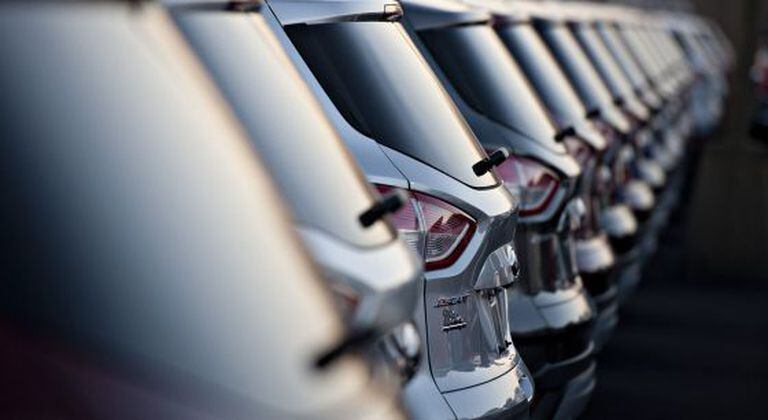 Uma fila de veículos em uma fábrica de Ford.
