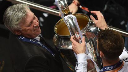 Ramos levanta a taça com Ancelotti.