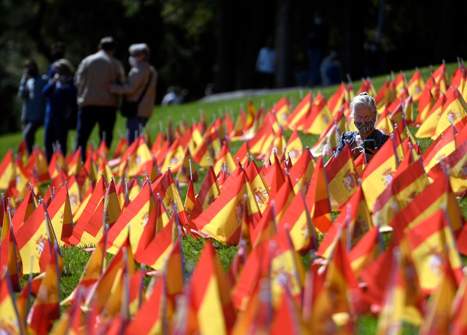 Milhares de bandeiras espanholas representando as vítimas da covid-19 no país, em um parque em Madri, 27 de setembro.