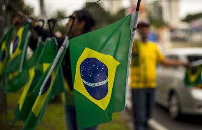 &Agrave; venda em Curitiba, uma bandeira do Brasil &agrave;s avessas.