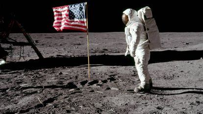'Buzz' Aldrin, junto a la bandera estadounidense.