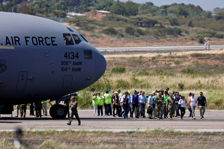 Um avião militar dos EUA com suprimentos para a Venezuela aterrissa no aeroporto de Cúcuta, Colômbia.