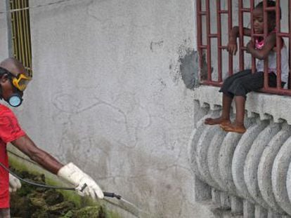 Um trabalhador desinfeta uma casa em Monróvia (Libéria).