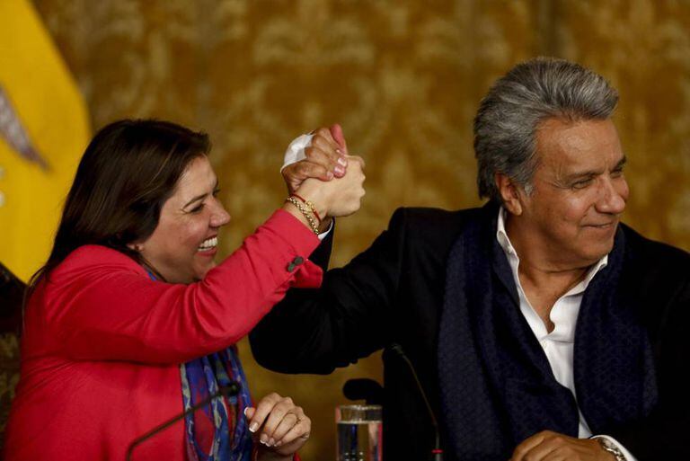 O presidente do Equador, Lenín Moreno, com sua vice, María Alejandra Vicuña, após o anúncio dos resultados da consulta.