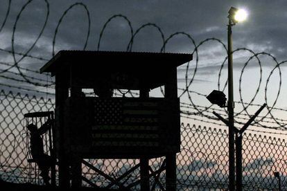 Uma torre de controle na base de Guantánamo