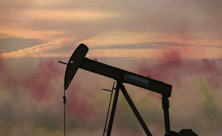 Queda do preço do petróleo ameaça provocar uma onda de quebras no setor. Na imagem, um campo de petróleo em Bahrein, no Oriente Médio.