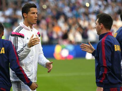 Messi cumprimenta Cristiano em um clássico no Bernabéu.
