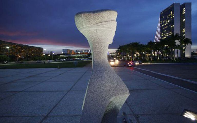 Estátua da Justiça. Ao fundo, o Congresso Nacional.