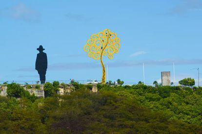 Uma “árvore da vida” junto ao monumento a Sandino.