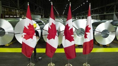 Bandeiras do Canadá em frente a cilindros de aço laminado da siderúrgica Stelco, em Hamilton.
