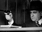 Cena do filme "35 - O Assalto ao Poder", de Eduardo Escorel, em que o então presidente Getúlio Vargas empunha uma pistola.