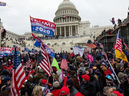 Trumpistas durante a tomada do Capitólio, em Washington, em 6 de janeiro.