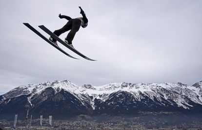 Competidor treina salto para o torneio Four Hills, na Áustria.