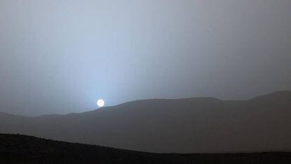 Imagem de um pôr-do-sol a partir da cratera Gale feita pela ‘Curiosity’.