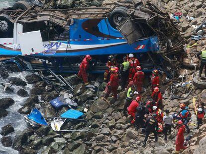 Serviços de emergências próximos ao ônibus acidentado nesta terça-feira em Pasamayo (Peru).