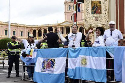 Católicos argentinos esperam o Papa em Assunção (Paraguai).