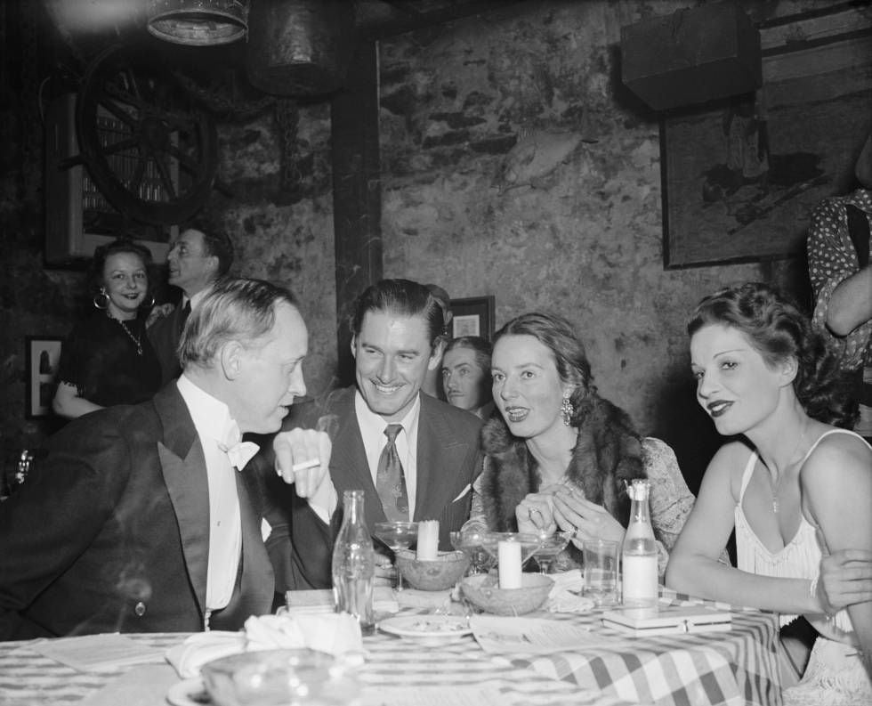 Errol Flynn, no centro, durante um jantar com amigos em um clube de Washington, em 1939.