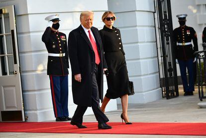 Donald Trump deixa a Casa Branca, em 20 de janeiro, com sua mulher, Melania Trump.
