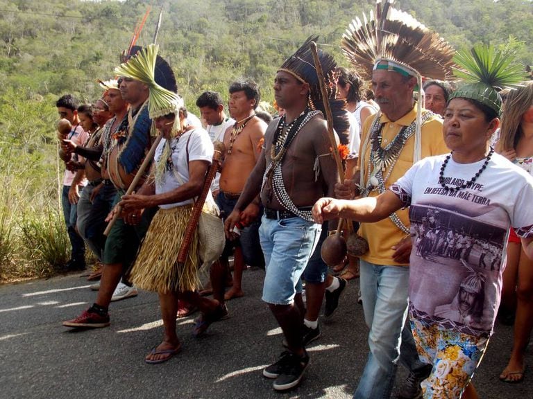 Povo Xukuru desce a serra de Ororubá no dia 20 de maio, em memória à data em que o cacique Xicão foi assassinado.