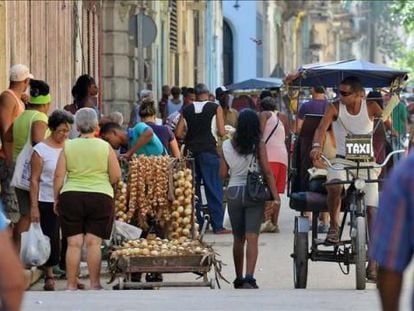 Os taxistas de bicicleta e os vendedores de comida de rua são algumas das profissões dos empreendedores de Cuba.