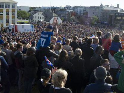 Milhares de pessoas recebem os jogadores da Islândia, que alcançaram as quartas da Eurocopa, como heróis em uma festa em Reikiavyk
