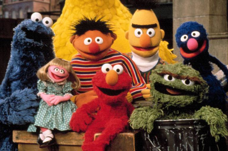Parte dos personagens de 'Sesame Street' (Vila Sésamo) dos Estados Unidos: Cookie Monster (no Brasil, Come-Come), Prairie Dawn (Sofia), Berth (Beto), Elmo, Ernie (Ênio), Oscar e Grover.