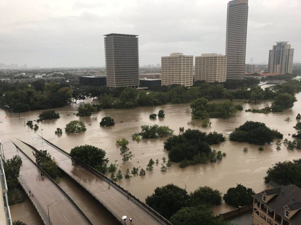 Zona de Buffalo Bayou, em Houston, alagada no domingo.