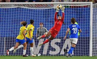 Goleira Bárbara faz defesa no jogo entre Brasil e Itália pela Copa feminina.