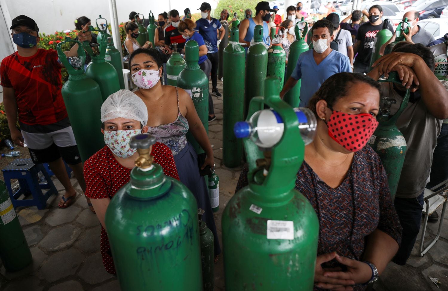 Familiares de enfermos con graves problemas respiratorios hacen cola ante una empresa que rellena los cilindros con oxígeno en Manaos el pasado martes.