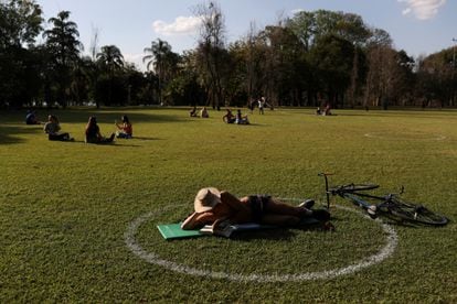 Frequentadores em áreas marcadas no parque Ibirapuera, em São Paulo, que começaram a reabrir com restrições em julho. 